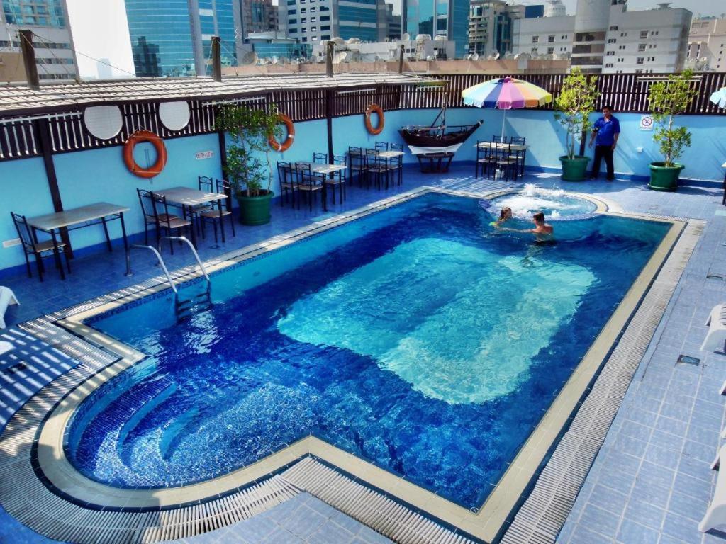 Knight Armour Hotel Dubai Exteriör bild